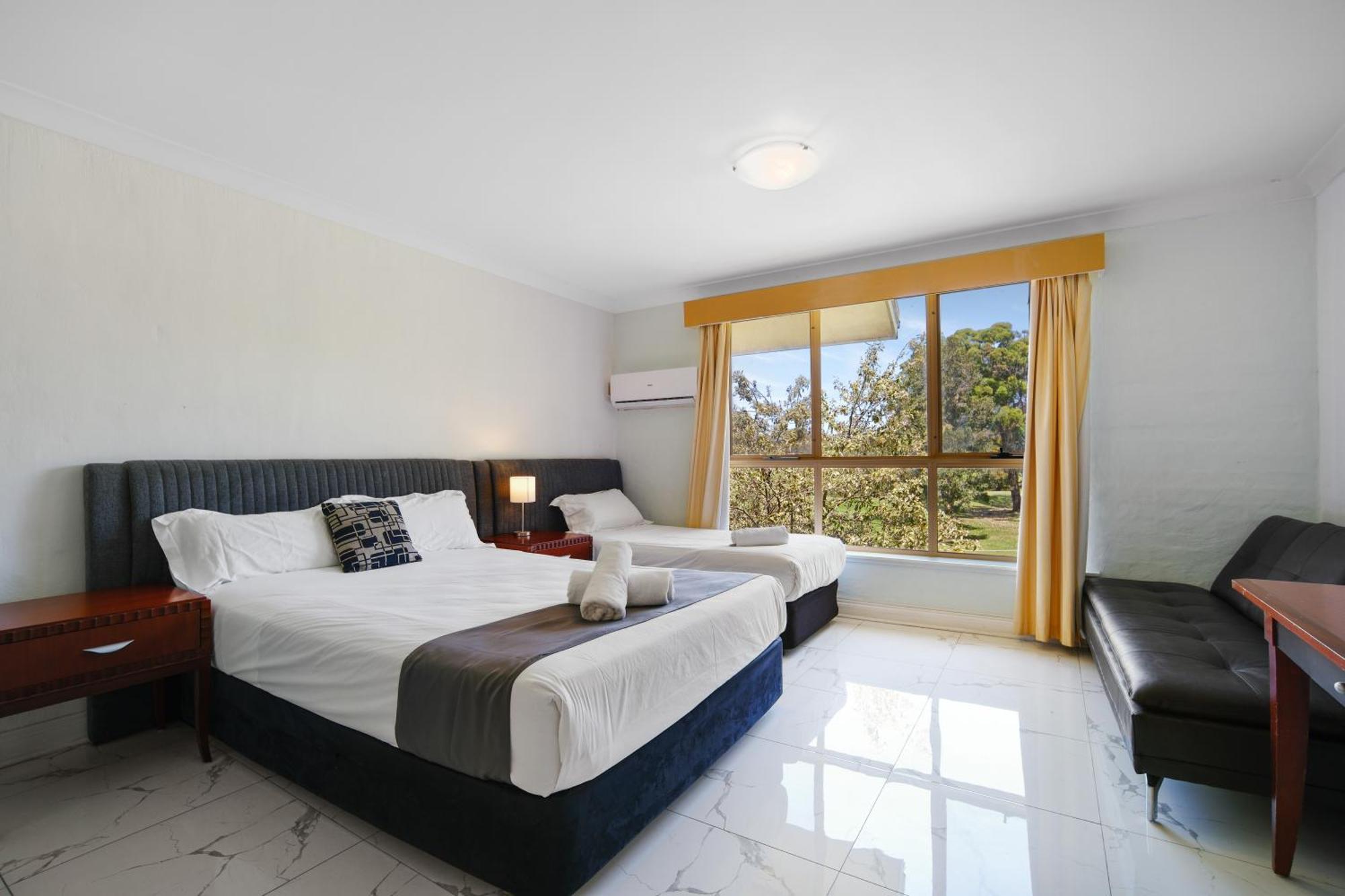 Golf Place Inn Wollongong Primbee Exterior photo